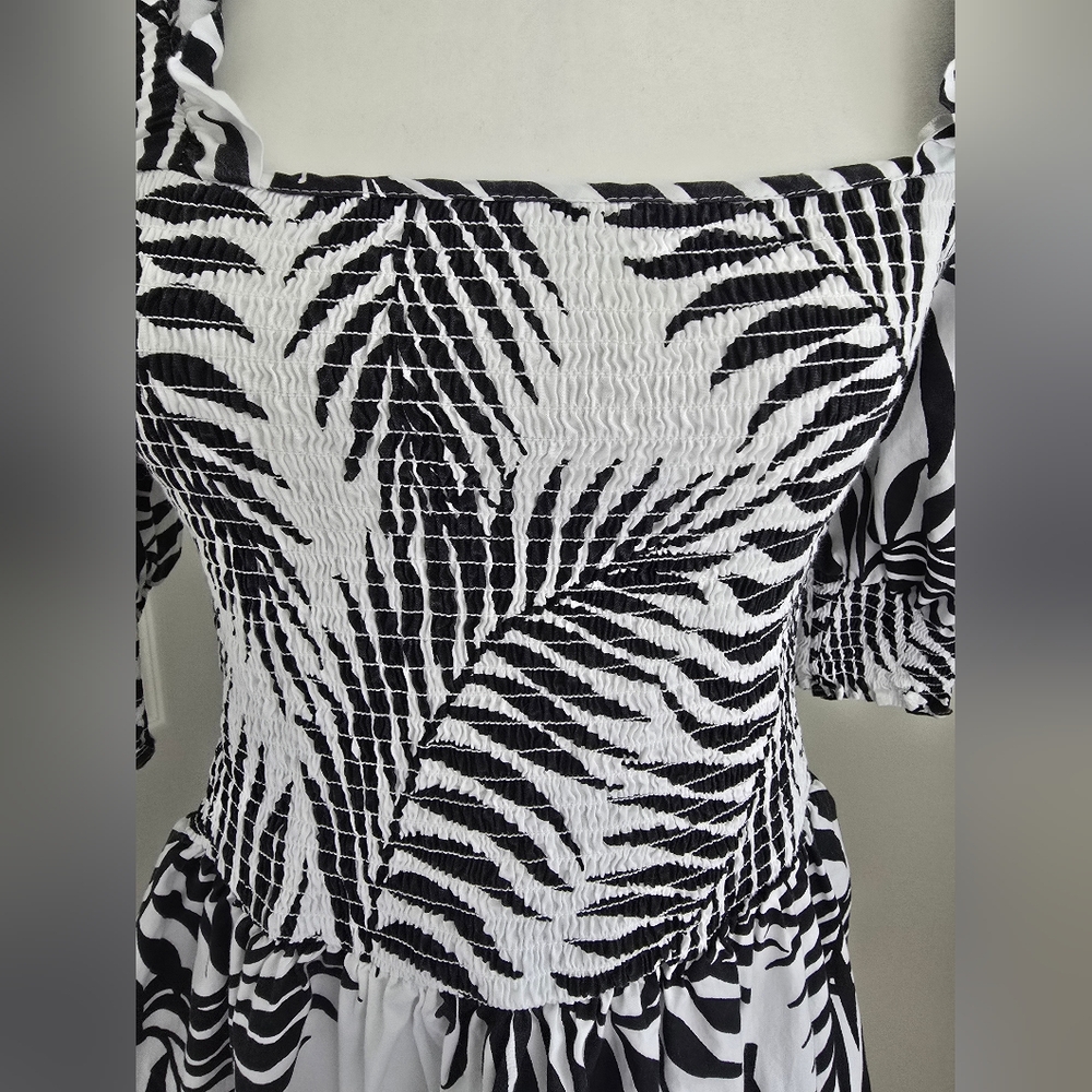 Black and White Fit and Flare Tropical Puff Sleeve Dress Sz. L - Picture 3 of 11